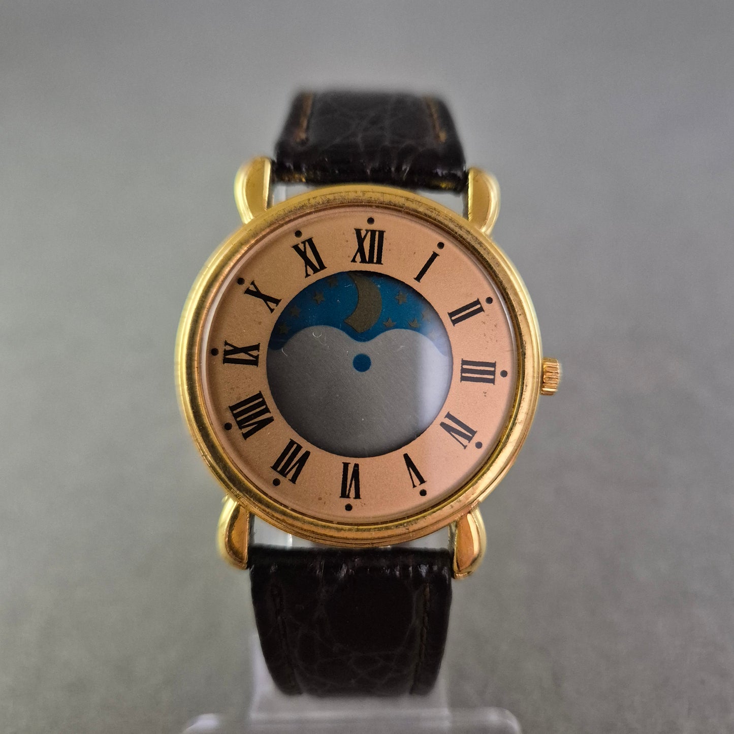 Verspielte Damen Uhr mit Himmelsmotiv – Römisches Design trifft Fantasie