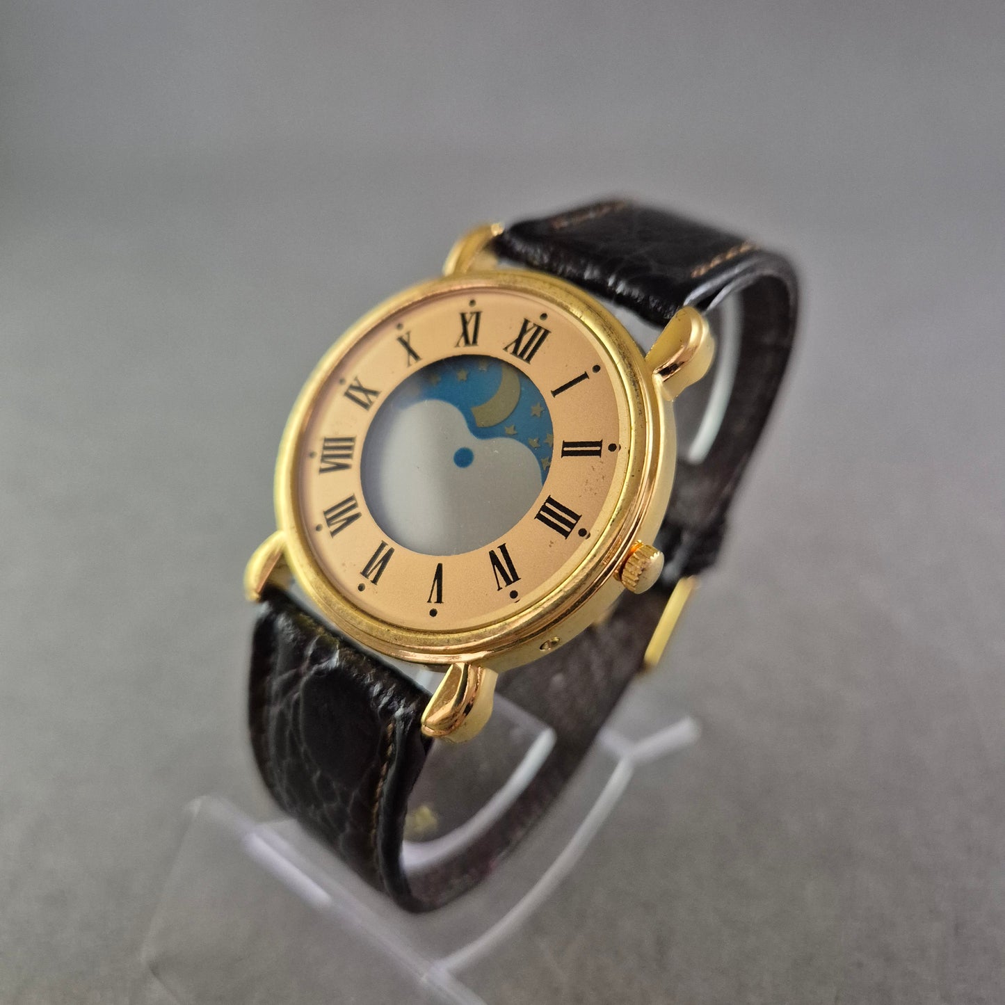 Verspielte Damen Uhr mit Himmelsmotiv – Römisches Design trifft Fantasie