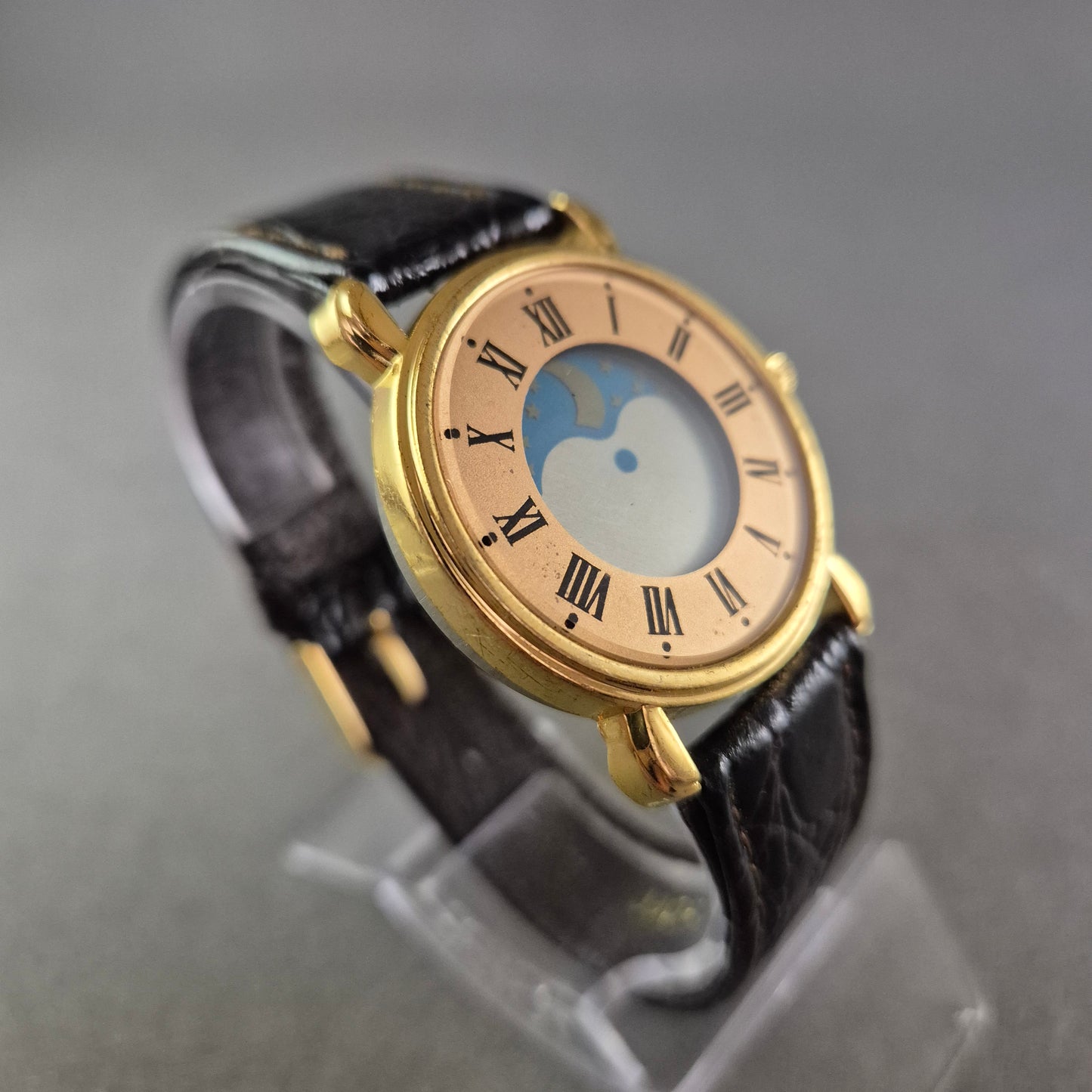 Verspielte Damen Uhr mit Himmelsmotiv – Römisches Design trifft Fantasie