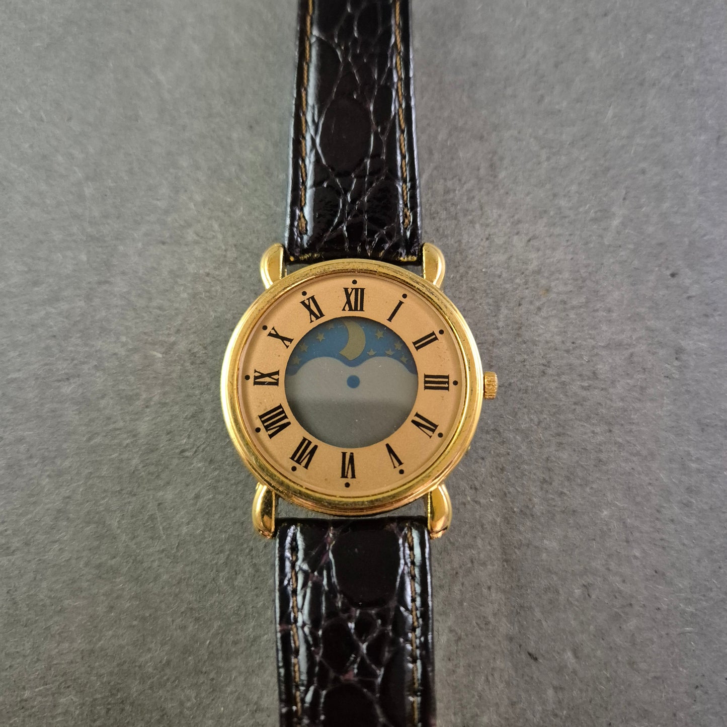 Verspielte Damen Uhr mit Himmelsmotiv – Römisches Design trifft Fantasie