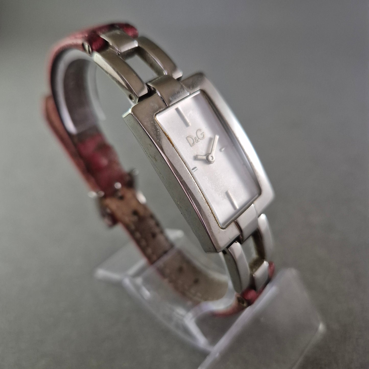 Moderne D&G Damen Uhr – Elegantes Design mit pinkem Lederarmband