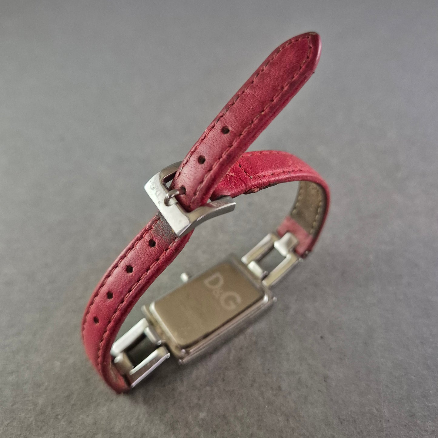 Moderne D&G Damen Uhr – Elegantes Design mit pinkem Lederarmband