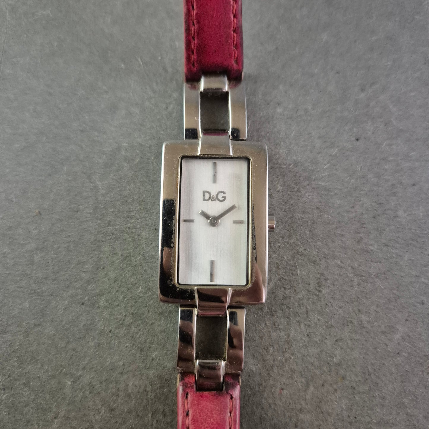 Moderne D&G Damen Uhr – Elegantes Design mit pinkem Lederarmband