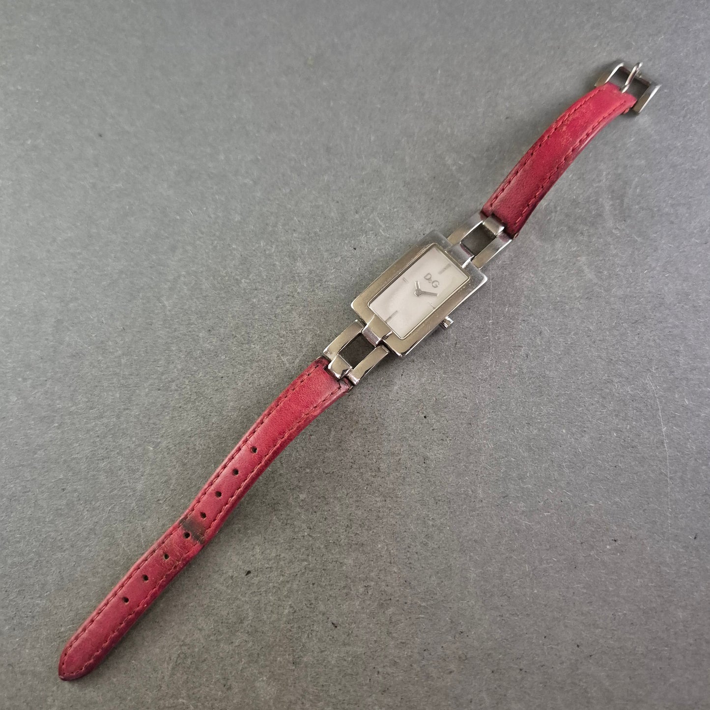 Moderne D&G Damen Uhr – Elegantes Design mit pinkem Lederarmband