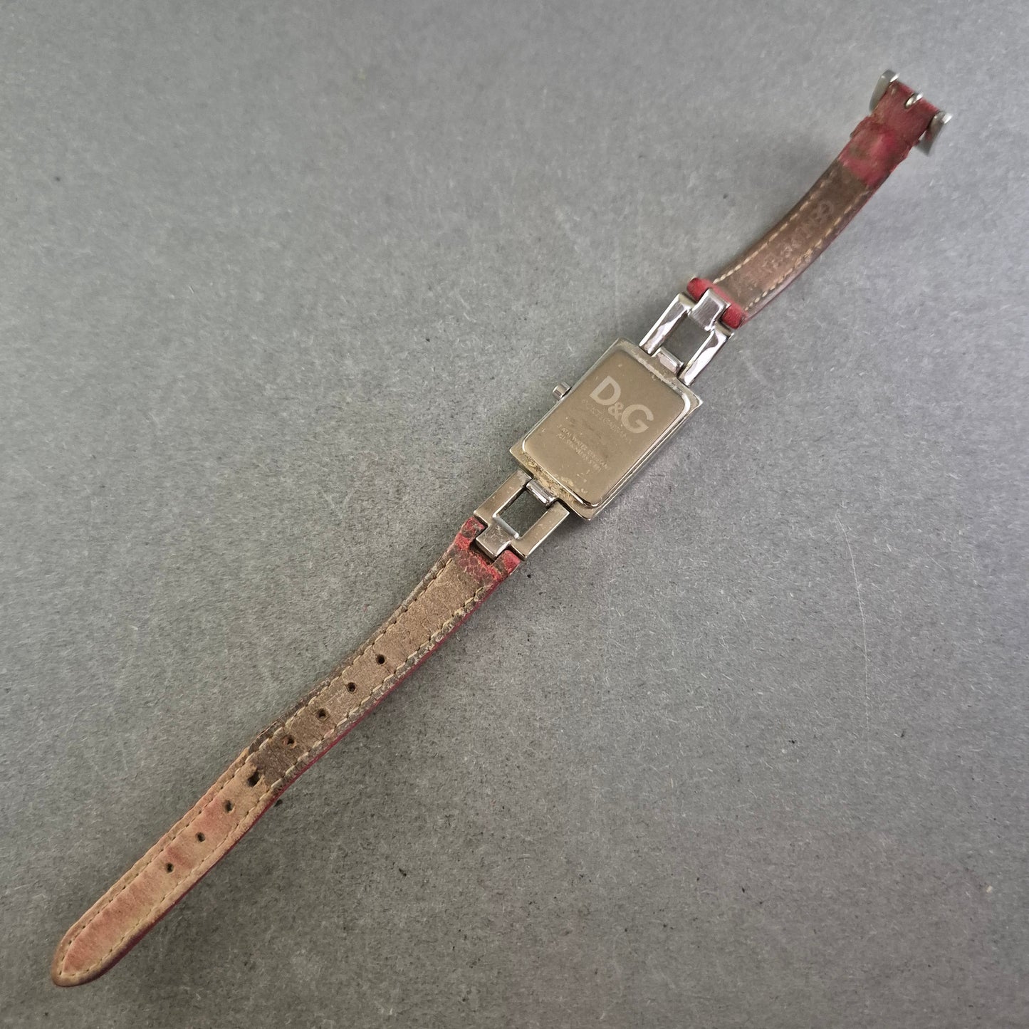 Moderne D&G Damen Uhr – Elegantes Design mit pinkem Lederarmband