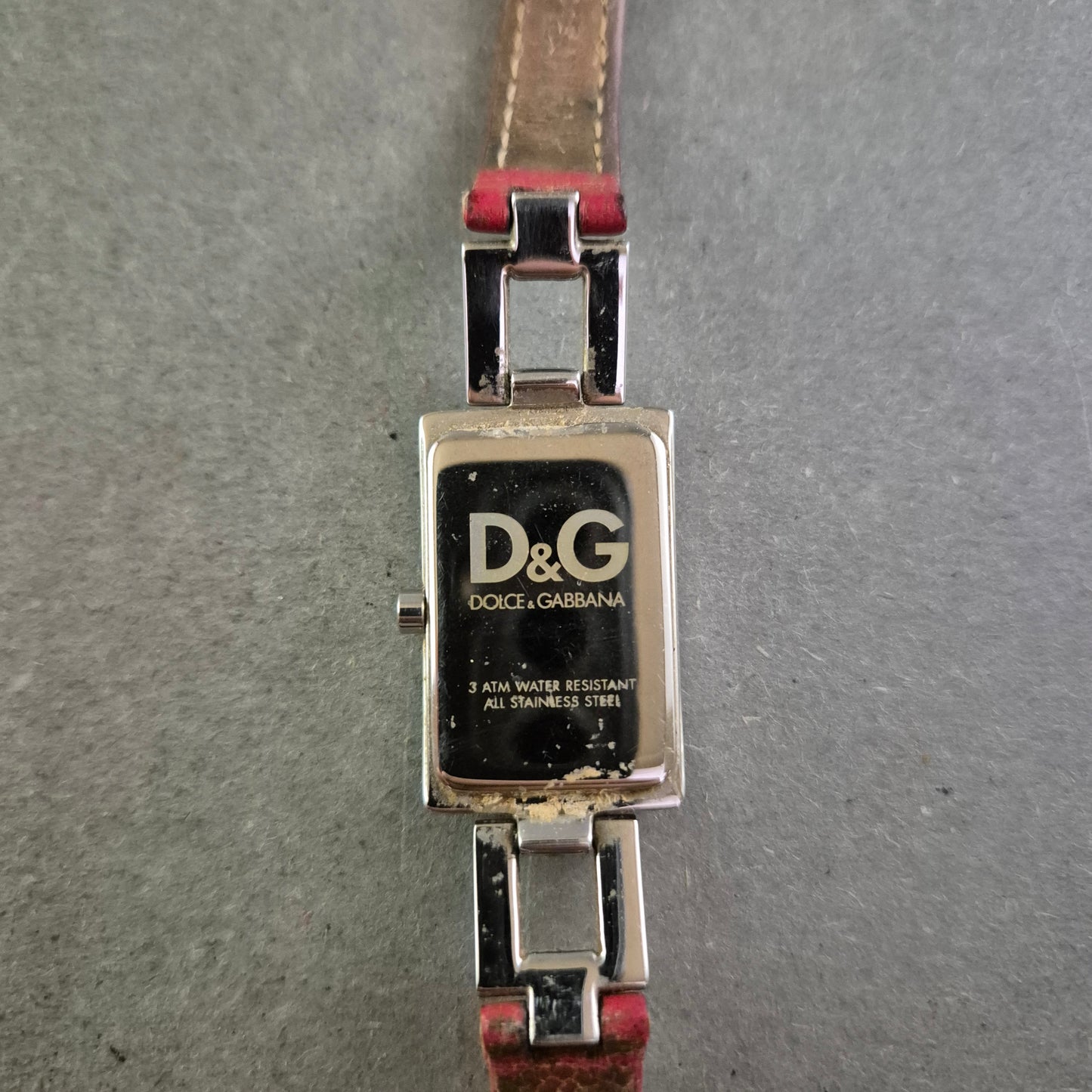 Moderne D&G Damen Uhr – Elegantes Design mit pinkem Lederarmband