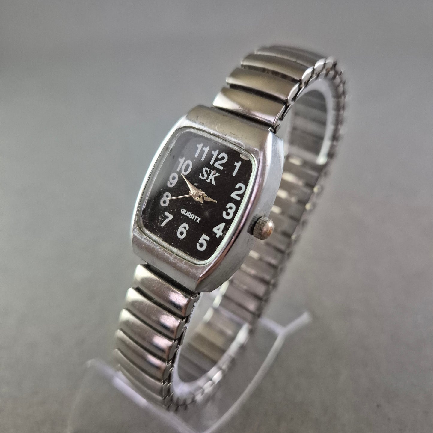 SK Damen Uhr – Kompaktes Design mit Stretcharmband in Silberoptik