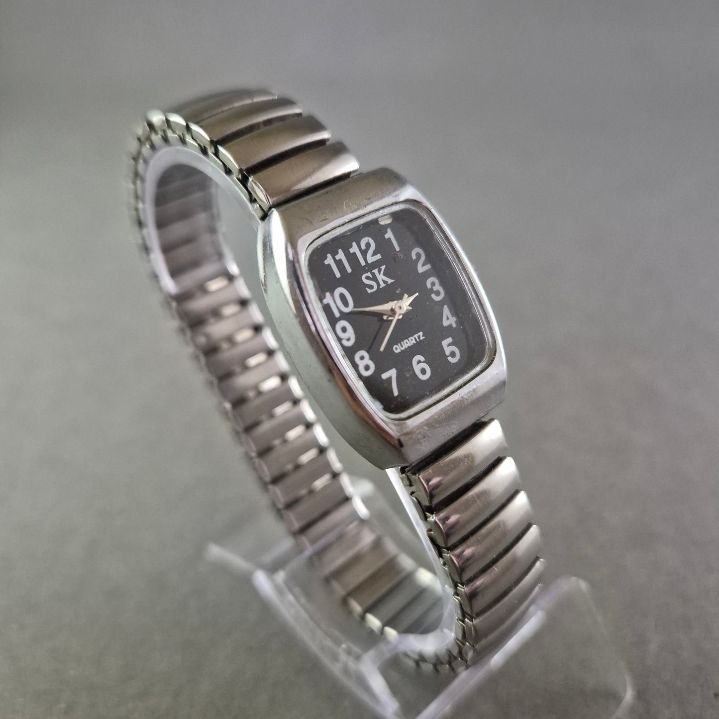 SK Damen Uhr – Kompaktes Design mit Stretcharmband in Silberoptik