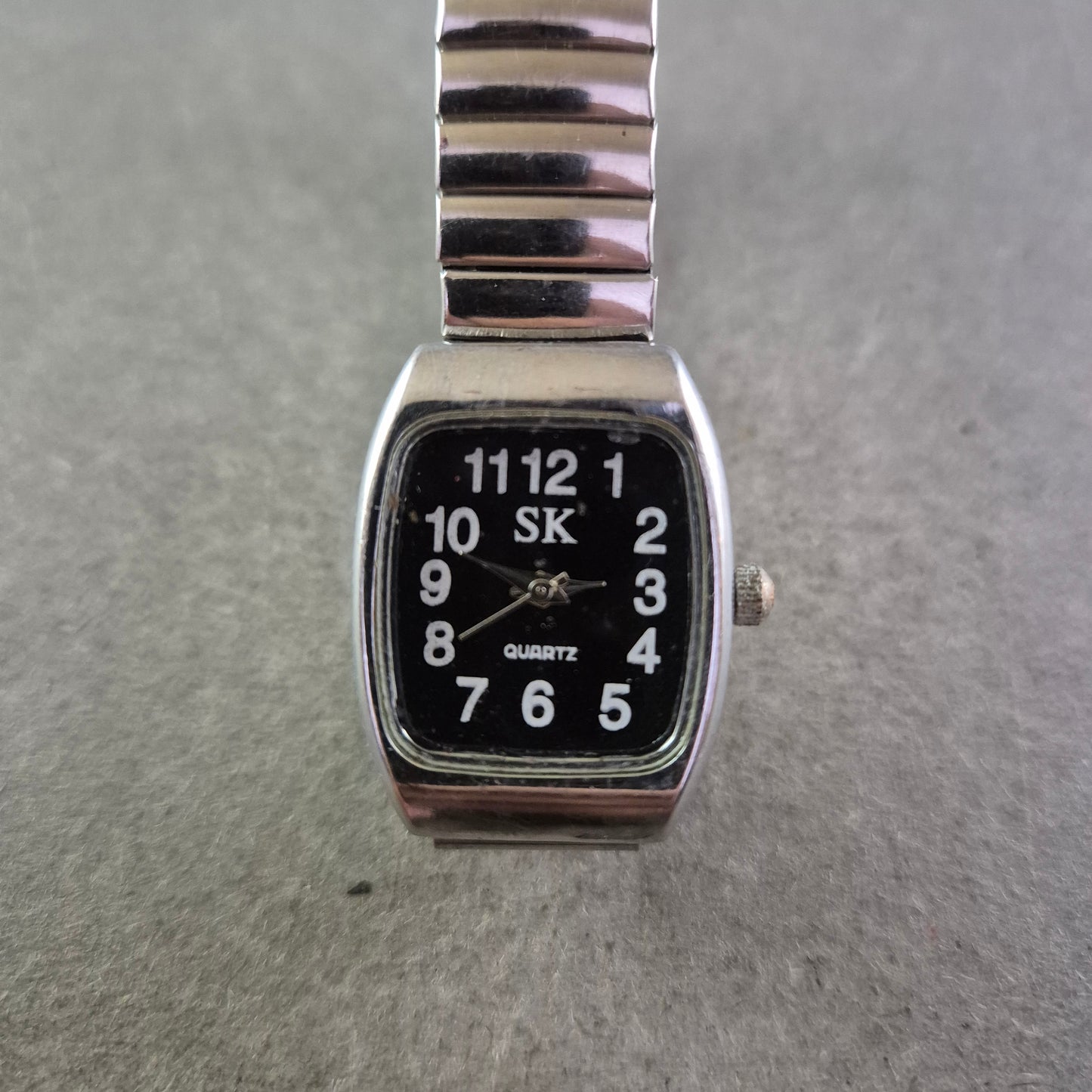 SK Damen Uhr – Kompaktes Design mit Stretcharmband in Silberoptik