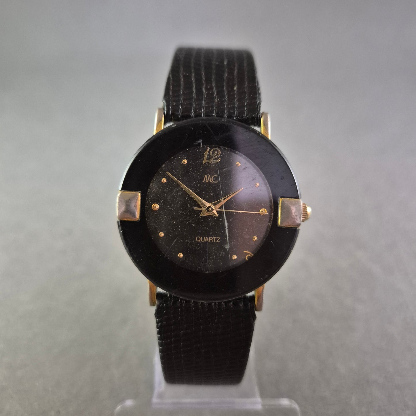 MC Damen Uhr – Schwarzer Look mit goldenen Akzenten und Strukturband