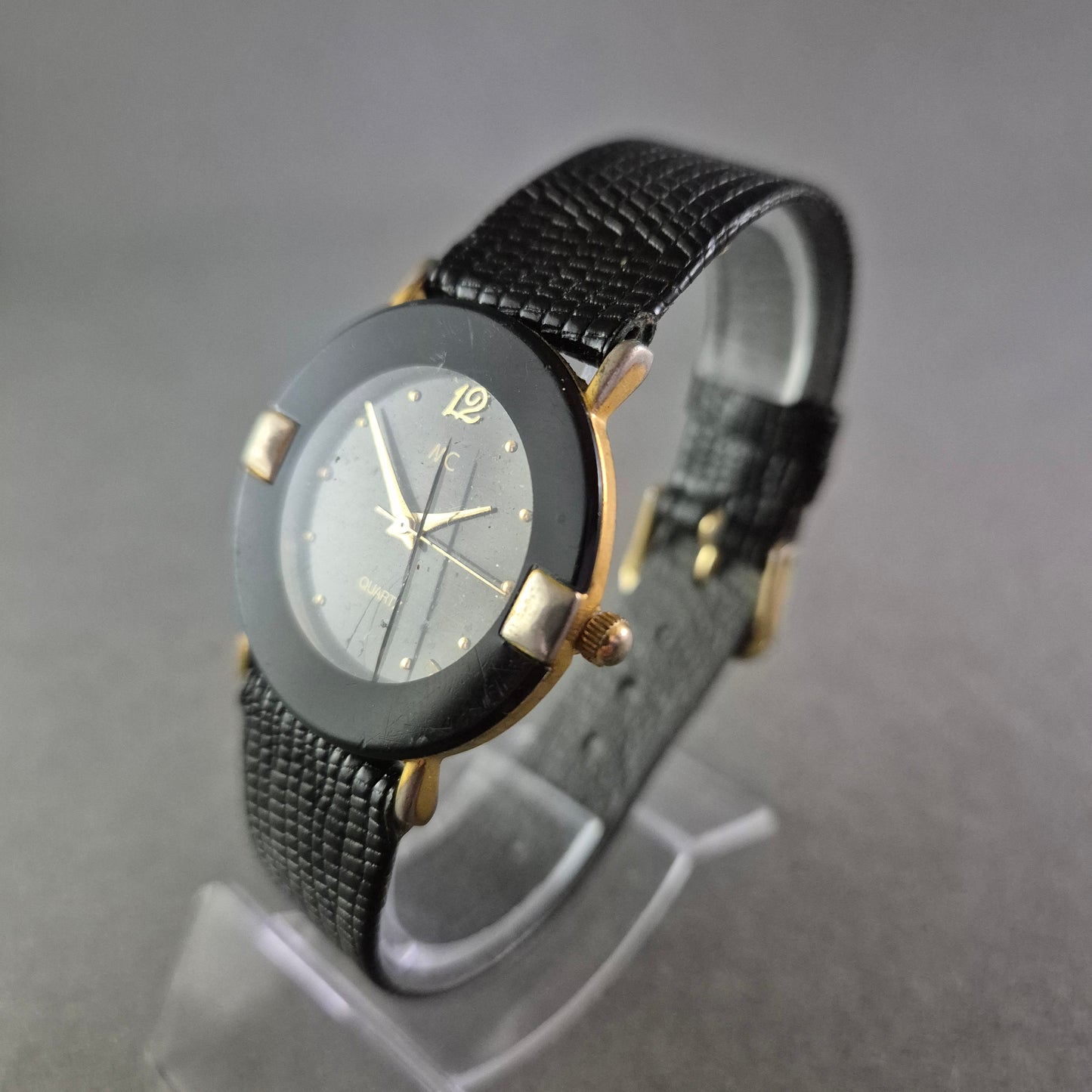 MC Damen Uhr – Schwarzer Look mit goldenen Akzenten und Strukturband