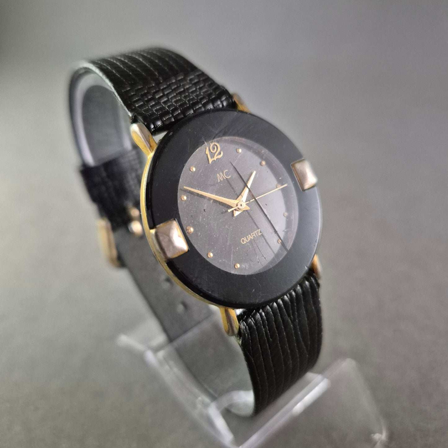 MC Damen Uhr – Schwarzer Look mit goldenen Akzenten und Strukturband