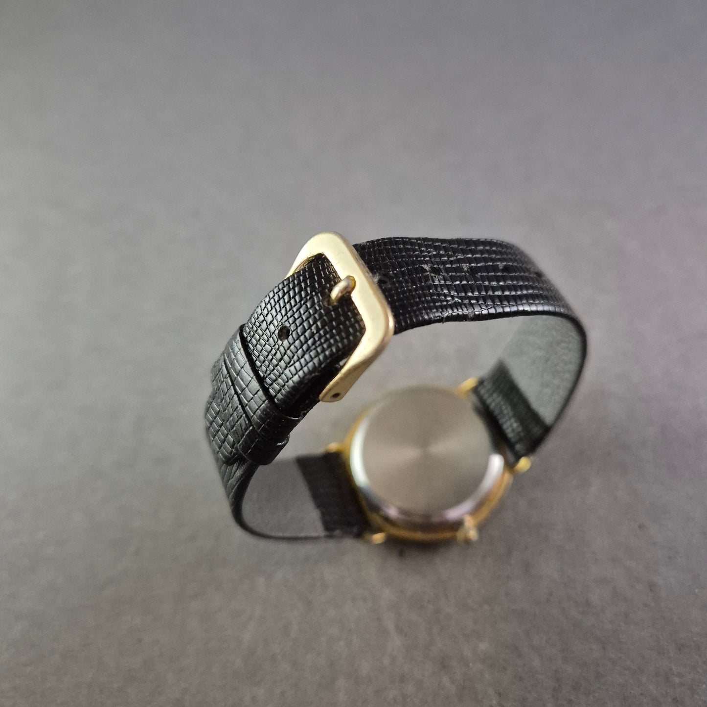 MC Damen Uhr – Schwarzer Look mit goldenen Akzenten und Strukturband