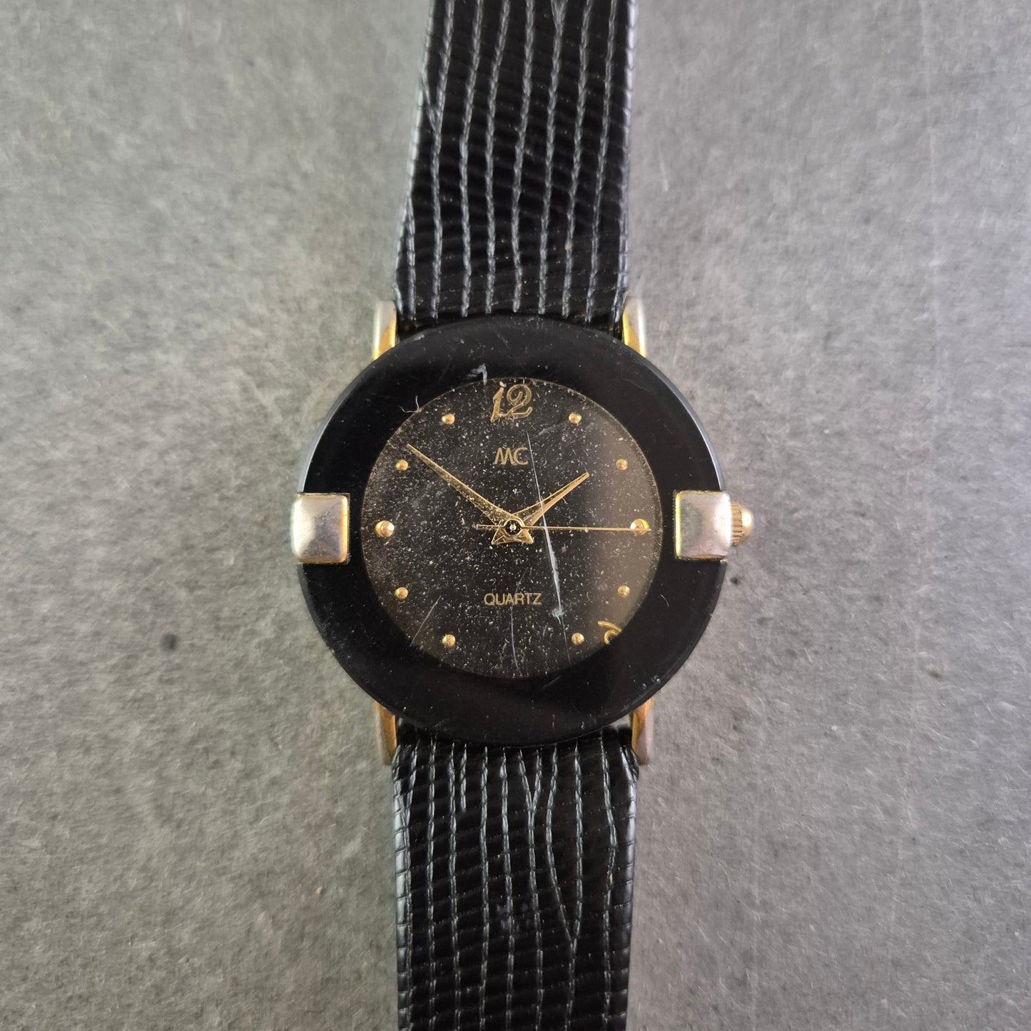 MC Damen Uhr – Schwarzer Look mit goldenen Akzenten und Strukturband