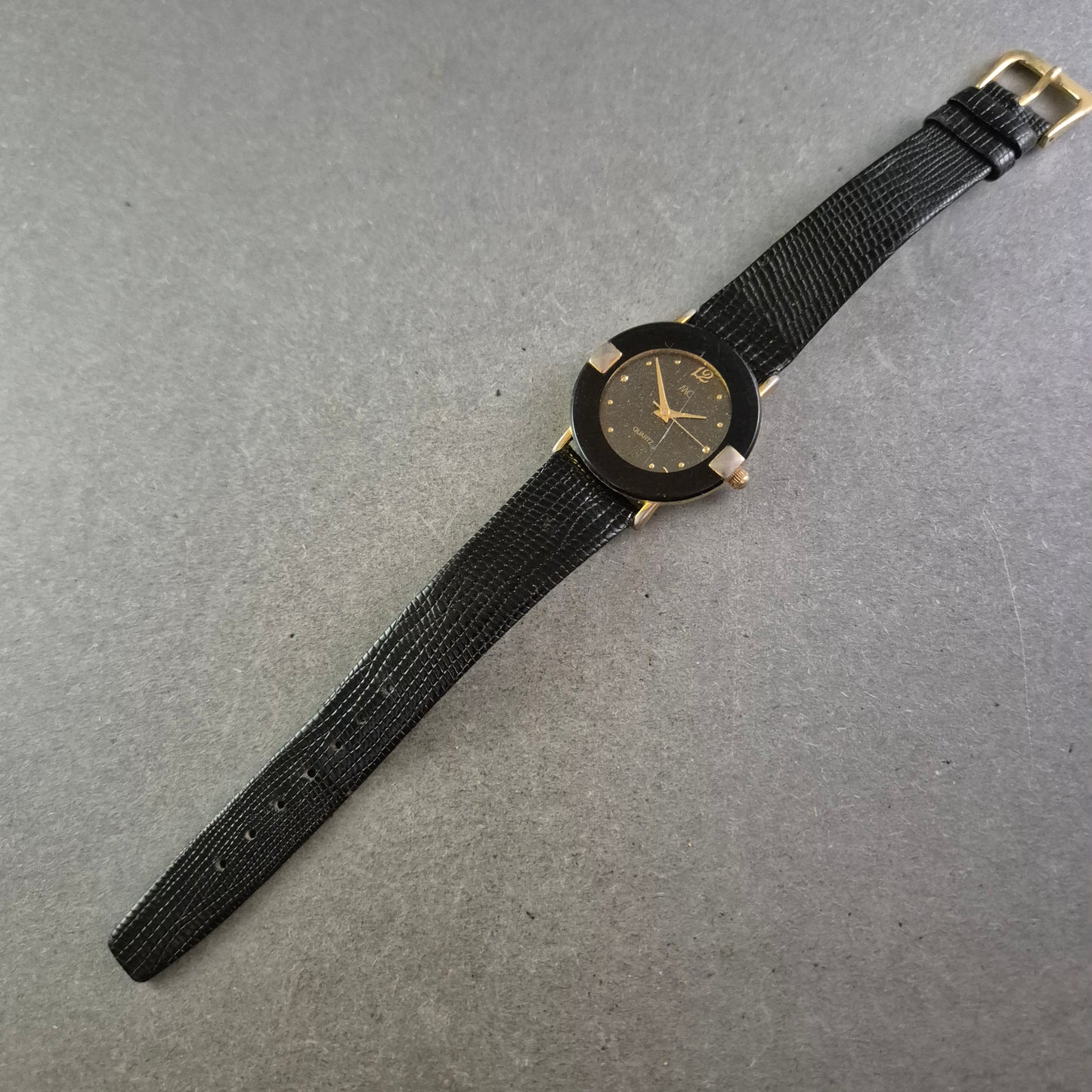 MC Damen Uhr – Schwarzer Look mit goldenen Akzenten und Strukturband