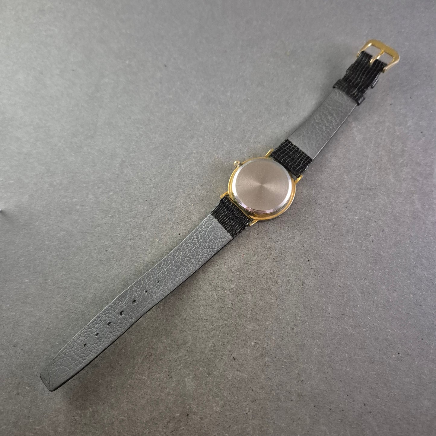 MC Damen Uhr – Schwarzer Look mit goldenen Akzenten und Strukturband