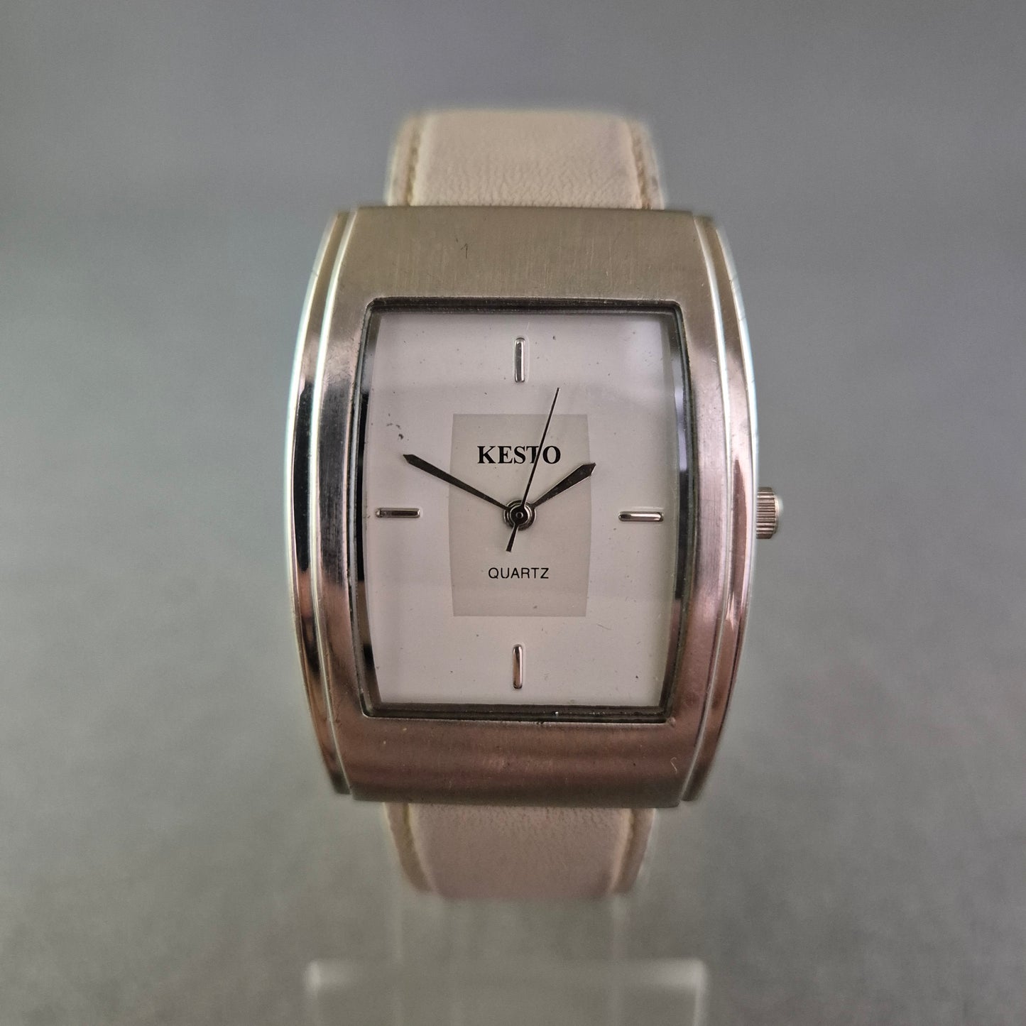 Moderne Kesto Damen Uhr – Eckiges Design mit hellem Lederarmband