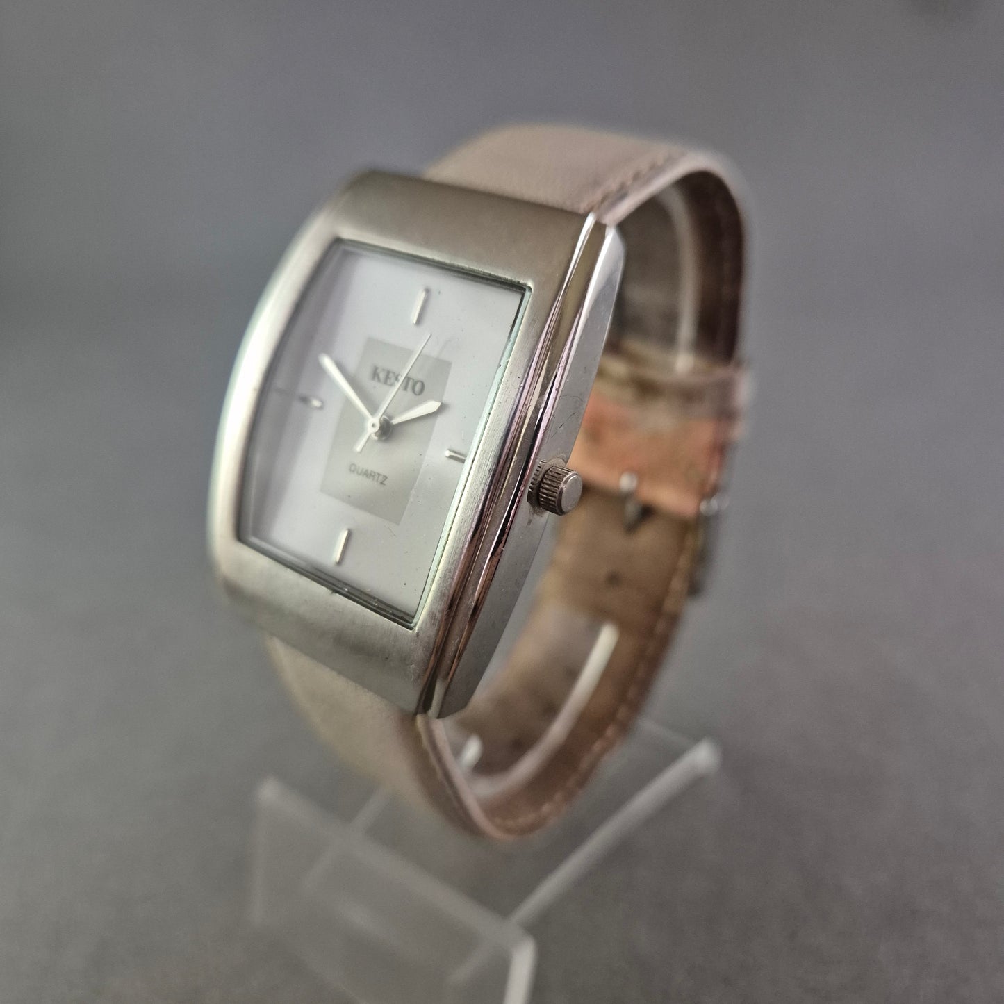 Moderne Kesto Damen Uhr – Eckiges Design mit hellem Lederarmband