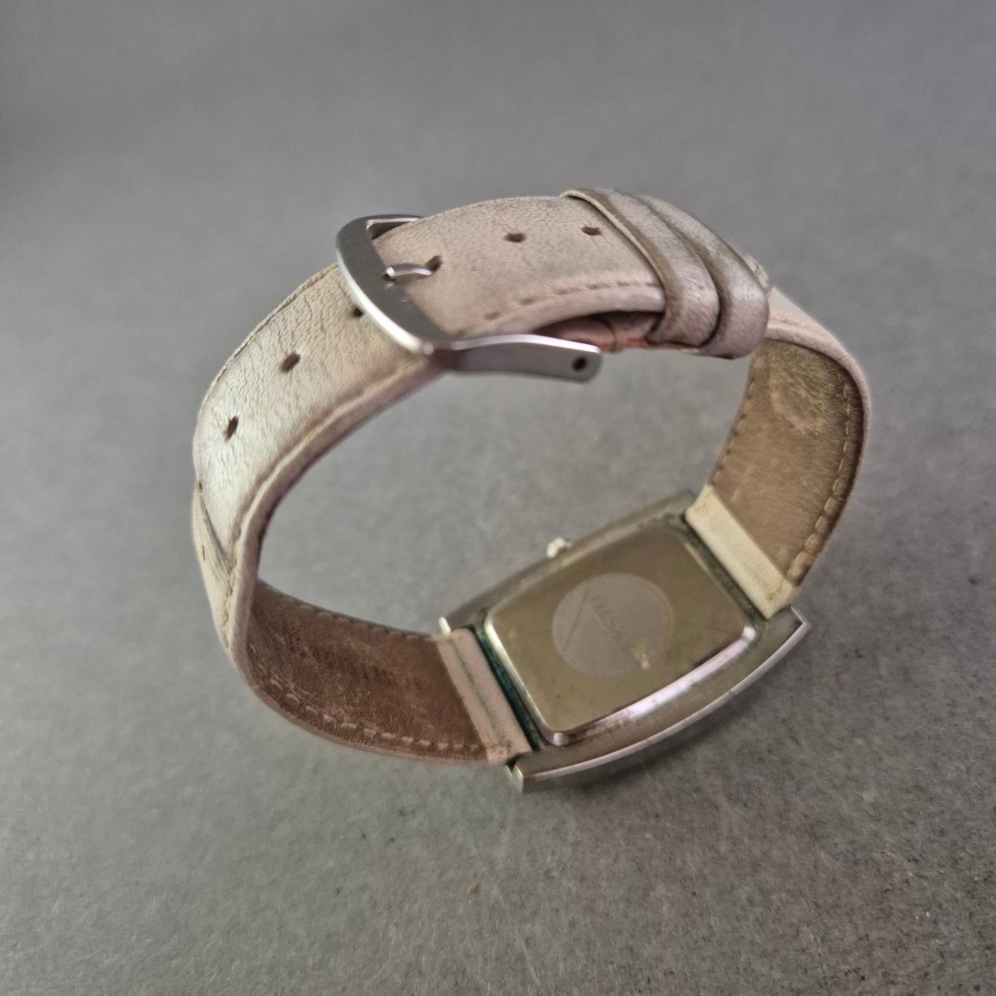 Moderne Kesto Damen Uhr – Eckiges Design mit hellem Lederarmband