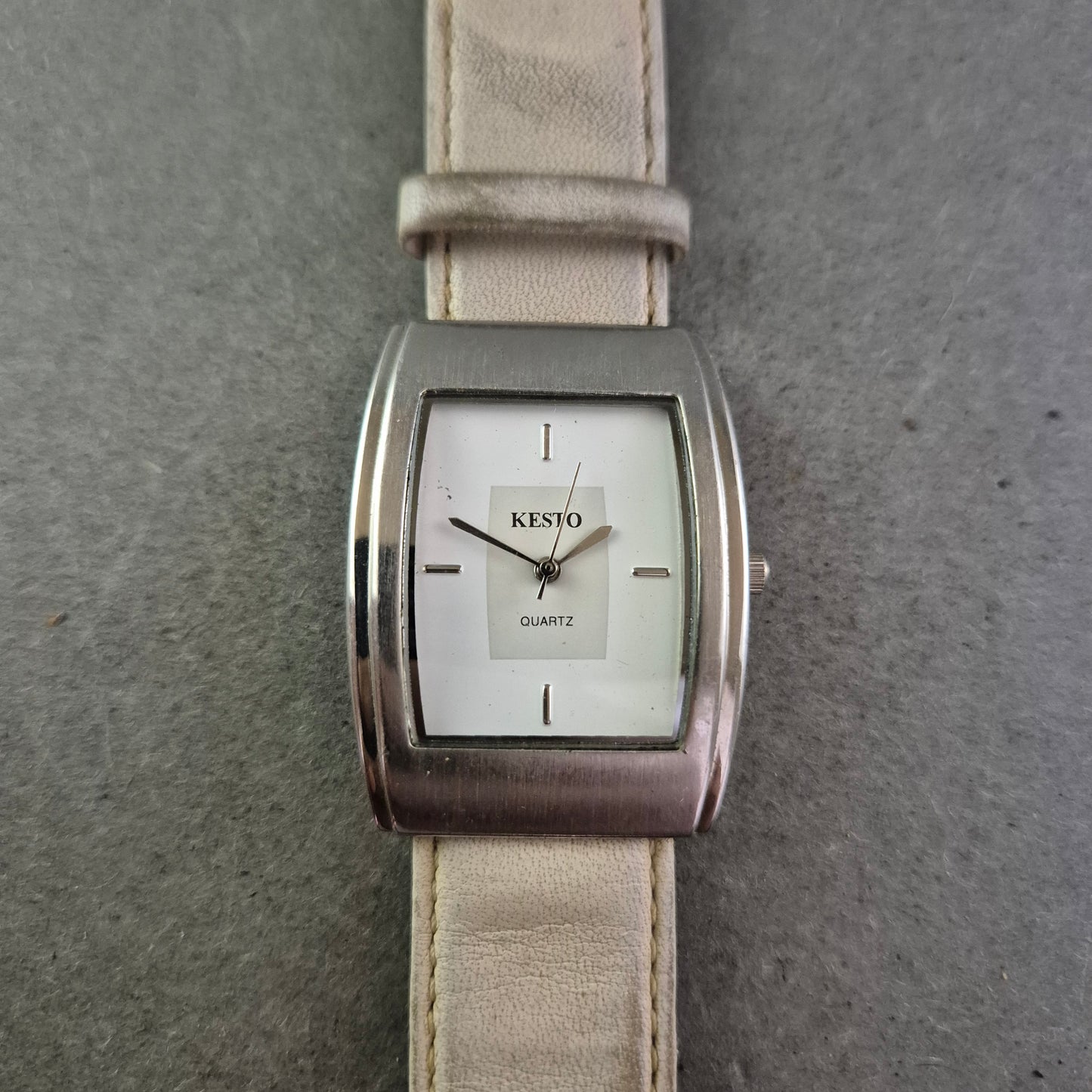 Moderne Kesto Damen Uhr – Eckiges Design mit hellem Lederarmband