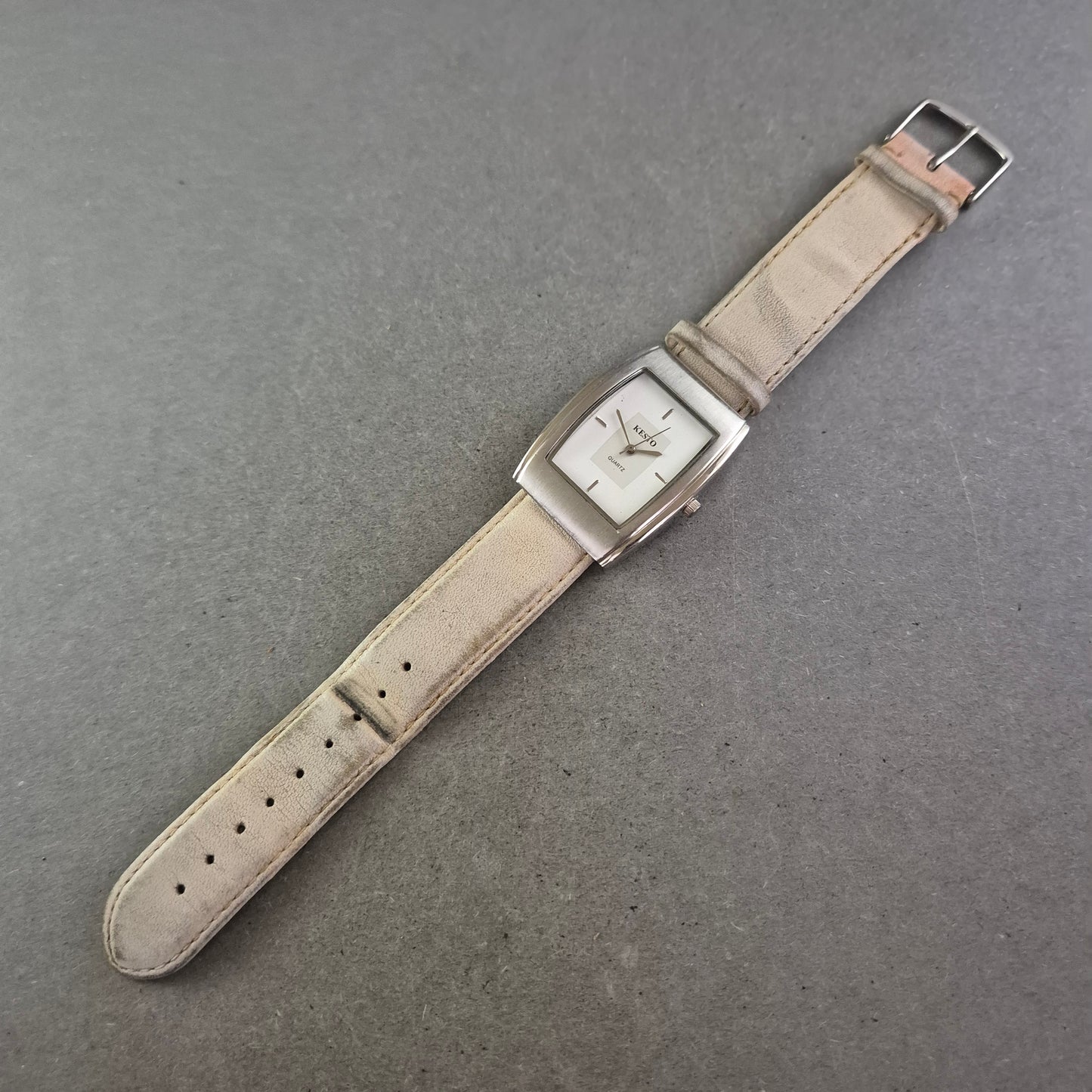 Moderne Kesto Damen Uhr – Eckiges Design mit hellem Lederarmband