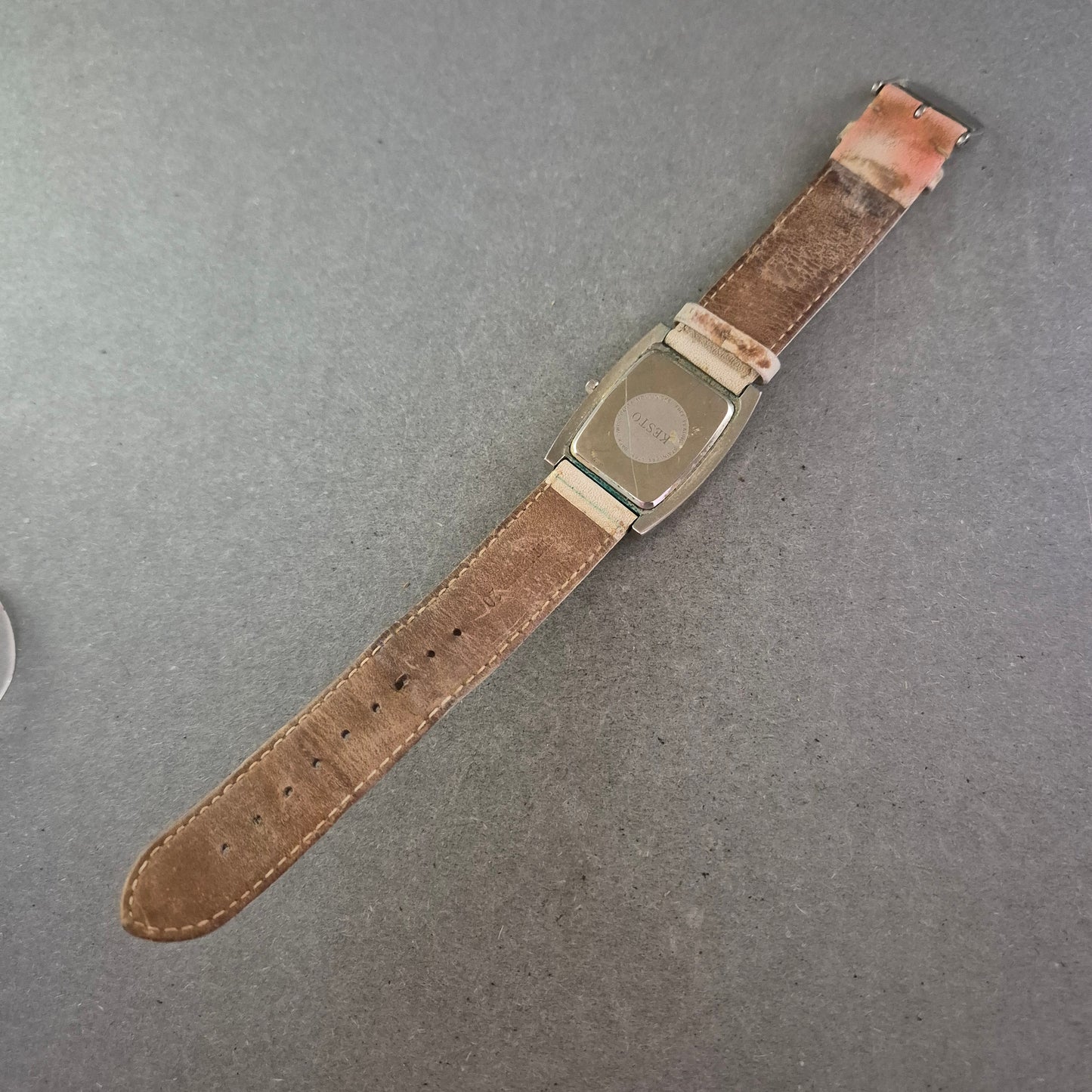 Moderne Kesto Damen Uhr – Eckiges Design mit hellem Lederarmband