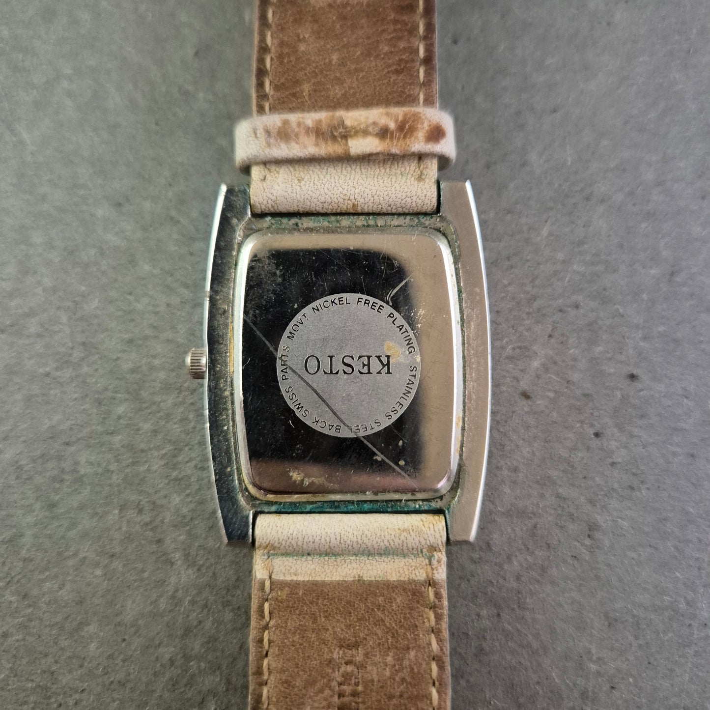 Moderne Kesto Damen Uhr – Eckiges Design mit hellem Lederarmband