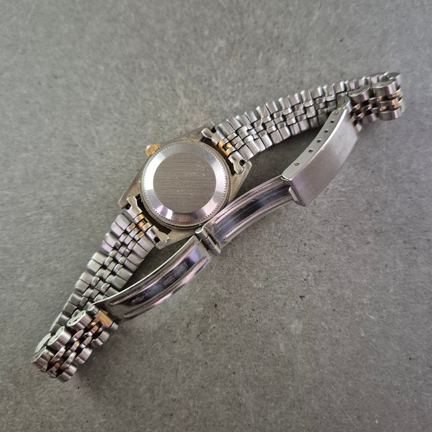 Klassische P.T. Damen Uhr – Zweifarbige Eleganz mit Datumsanzeige