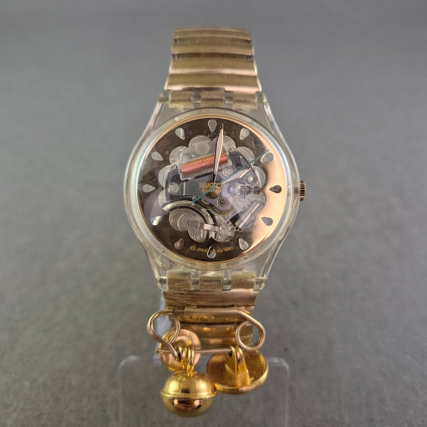 Ausgefallene Swatch Damen Uhr – Transparentes Design mit Charms