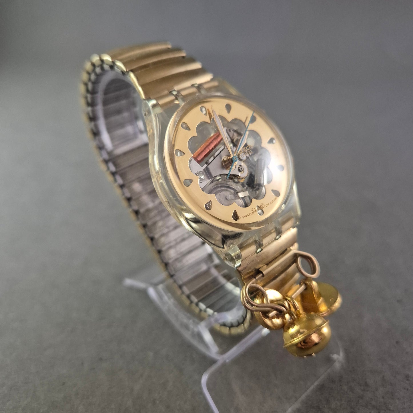 Ausgefallene Swatch Damen Uhr – Transparentes Design mit Charms