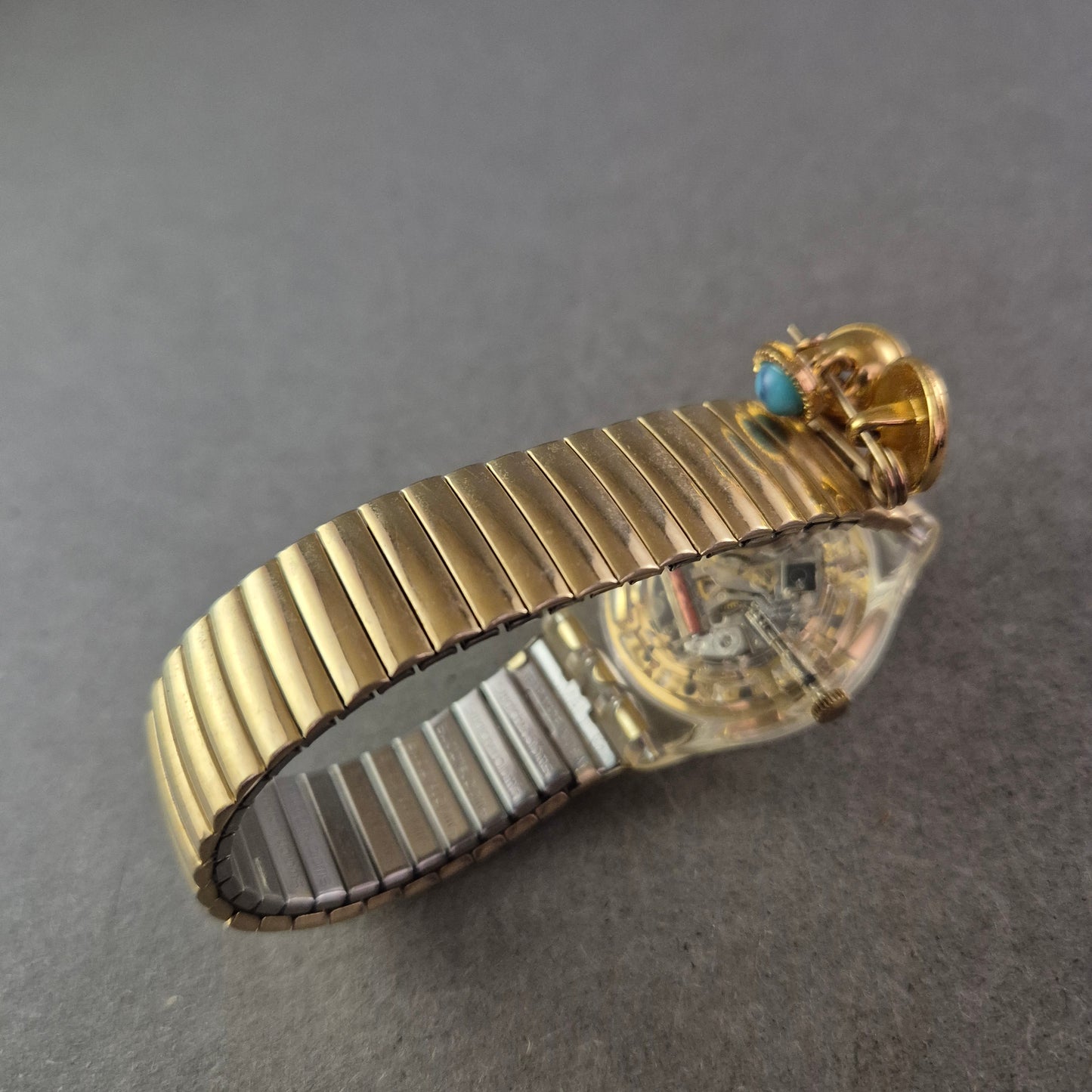 Ausgefallene Swatch Damen Uhr – Transparentes Design mit Charms