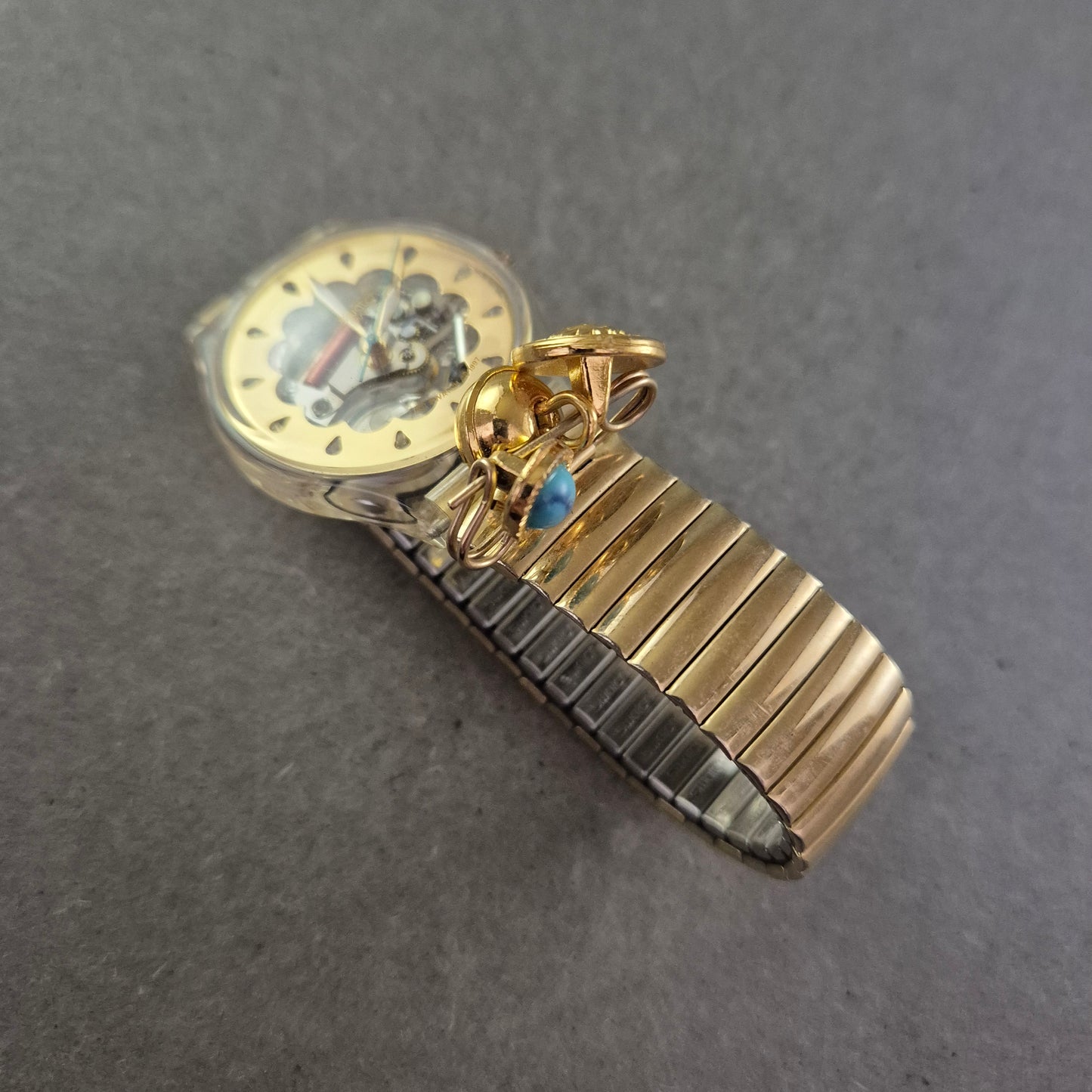 Ausgefallene Swatch Damen Uhr – Transparentes Design mit Charms