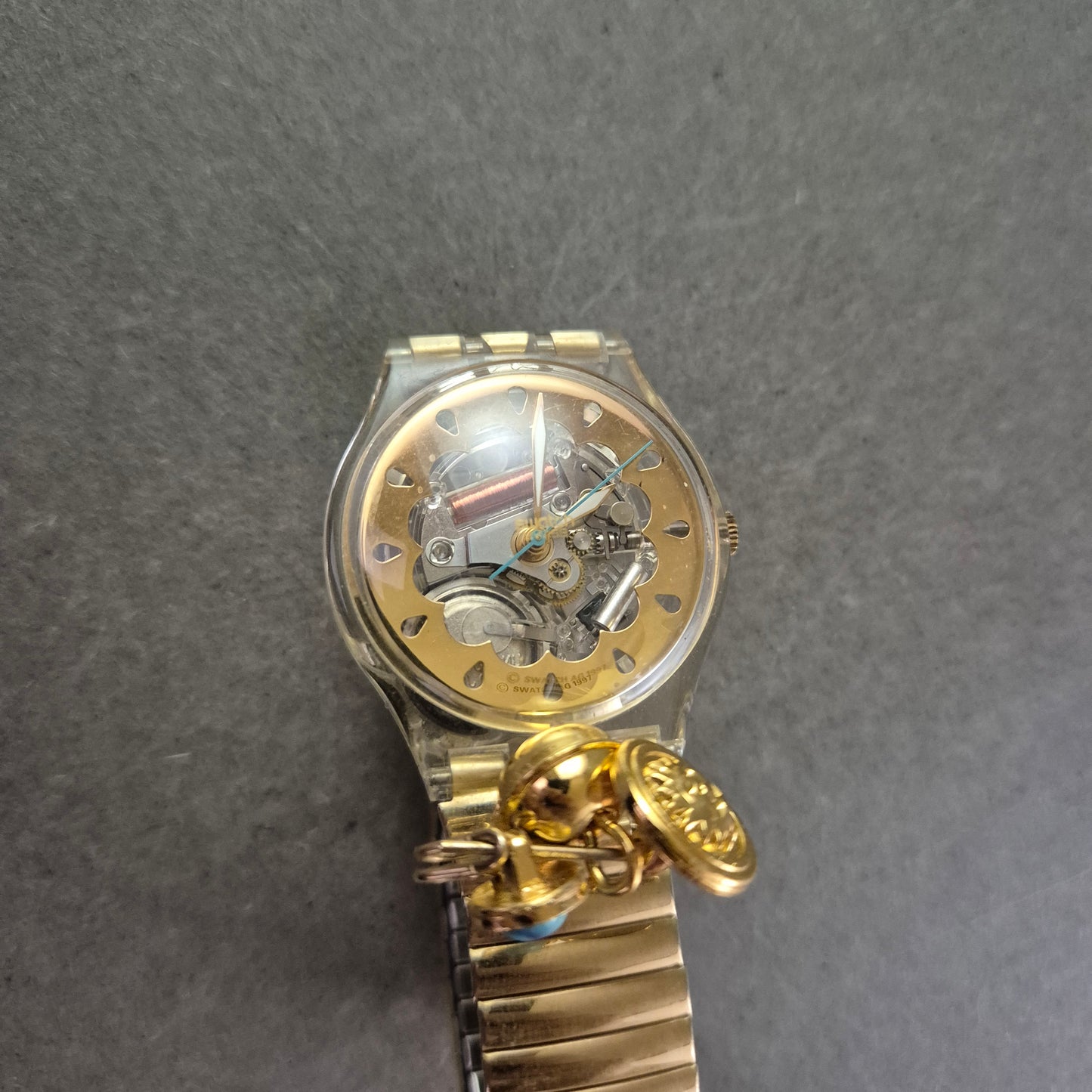 Ausgefallene Swatch Damen Uhr – Transparentes Design mit Charms