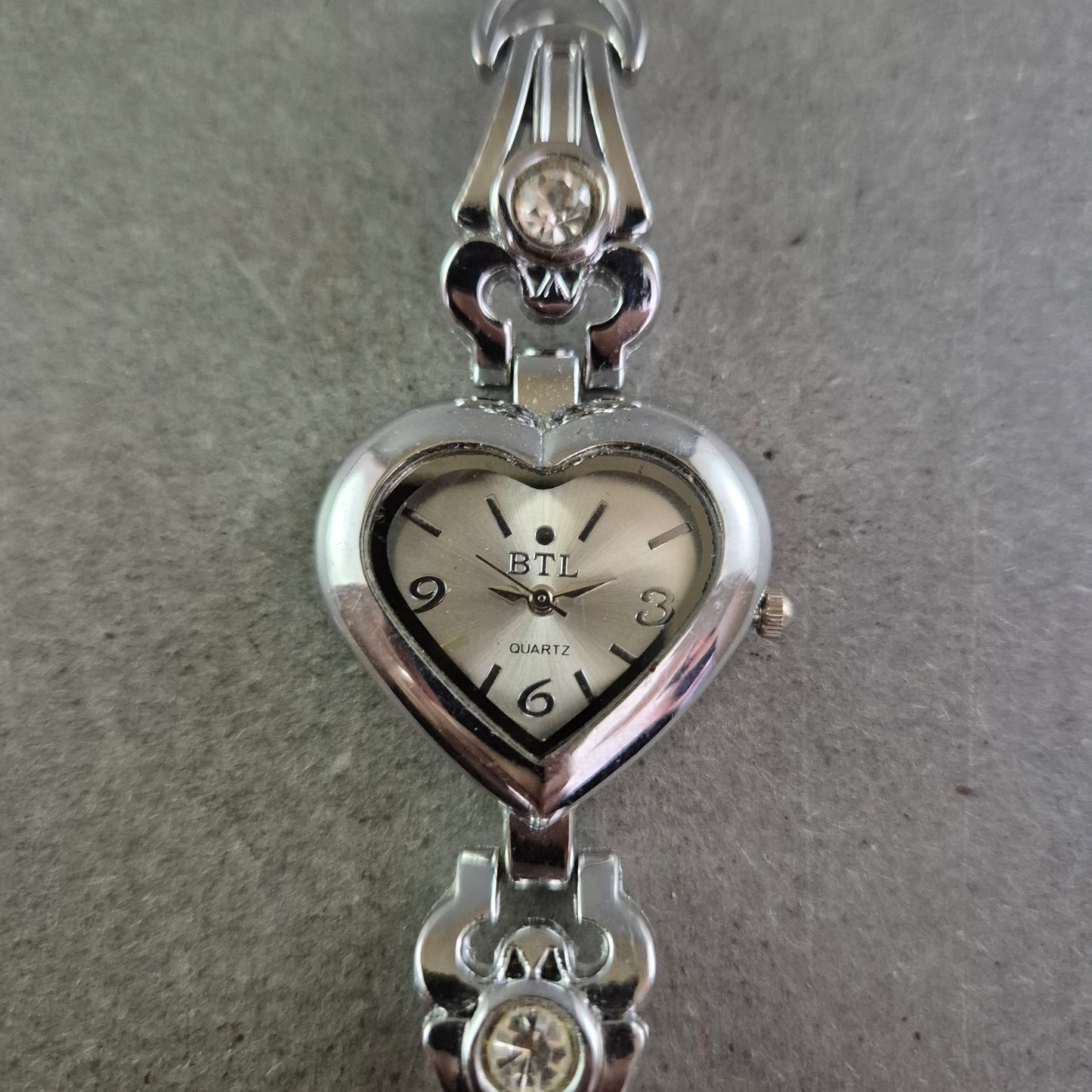Damen Uhr Herz-Design mit Glitzersteinen und Gliederarmband