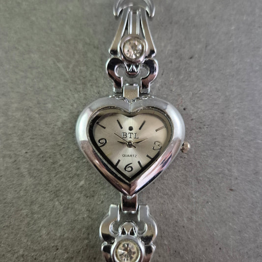 Damen Uhr Herz-Design mit Glitzersteinen und Gliederarmband