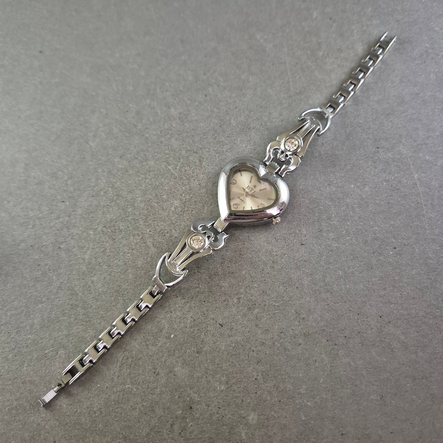 Damen Uhr Herz-Design mit Glitzersteinen und Gliederarmband