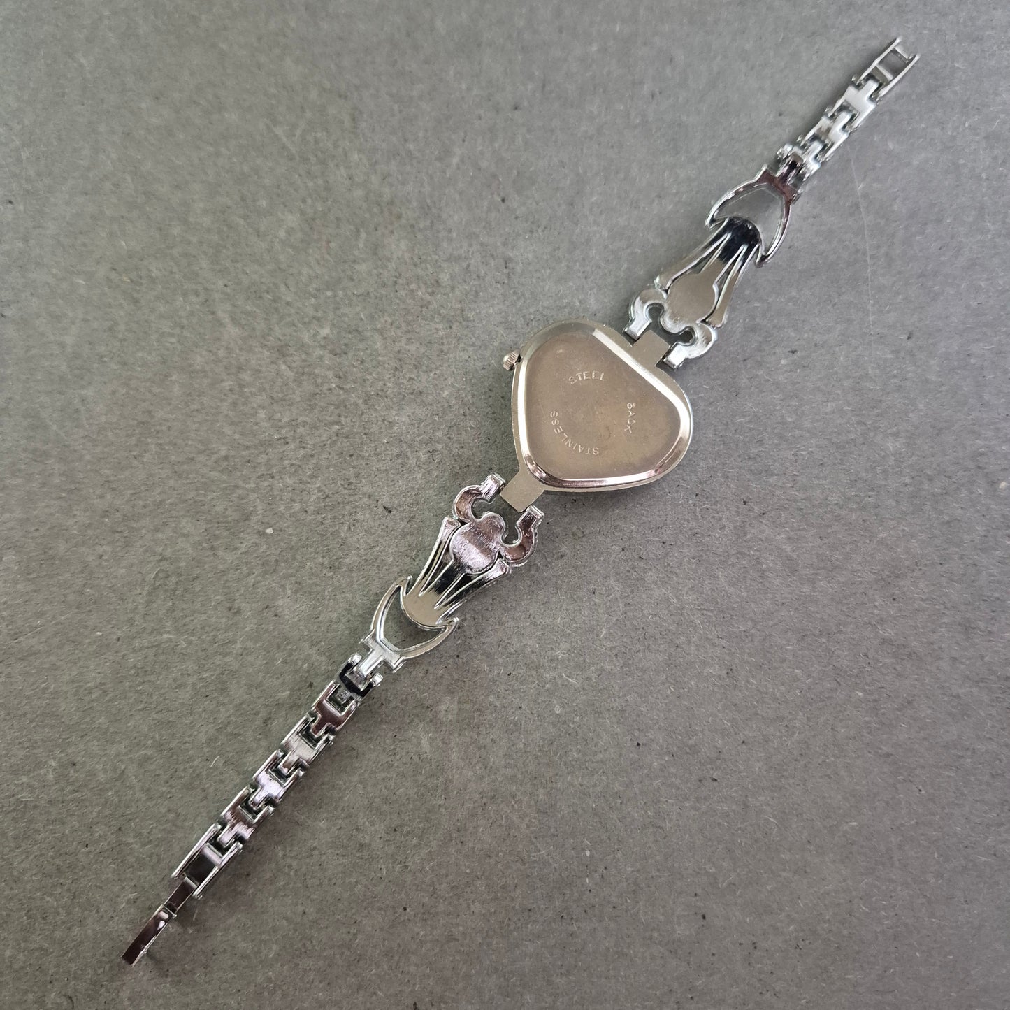Damen Uhr Herz-Design mit Glitzersteinen und Gliederarmband