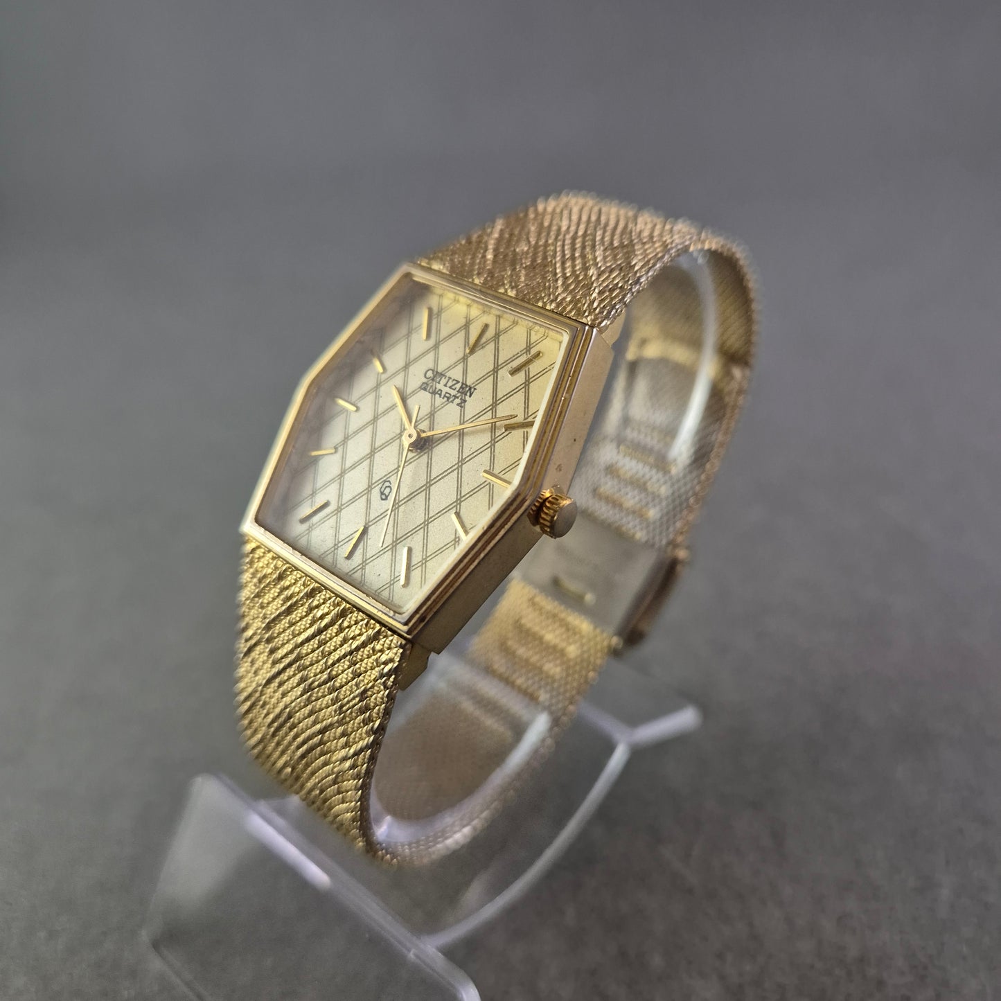 Damen Uhr Citizen Quartz Goldfarben mit strukturiertem Zifferblatt