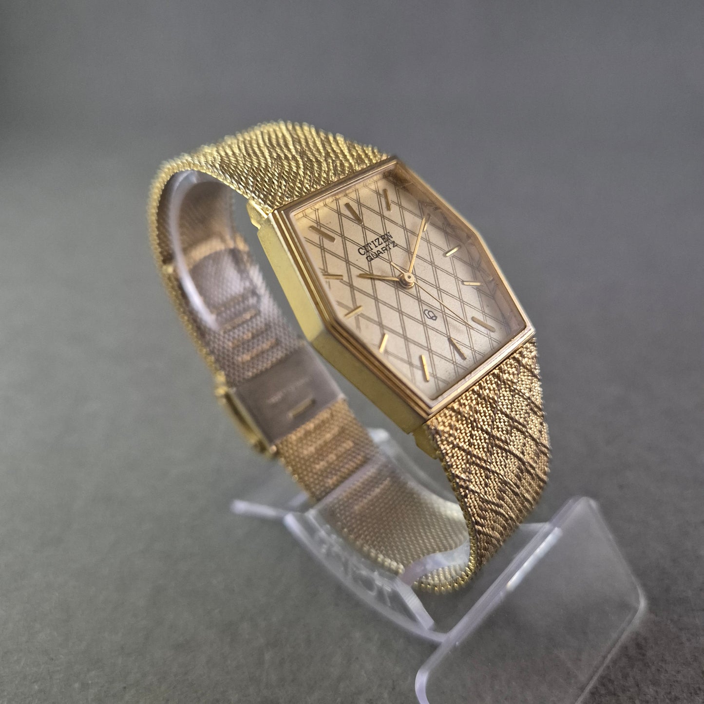 Damen Uhr Citizen Quartz Goldfarben mit strukturiertem Zifferblatt