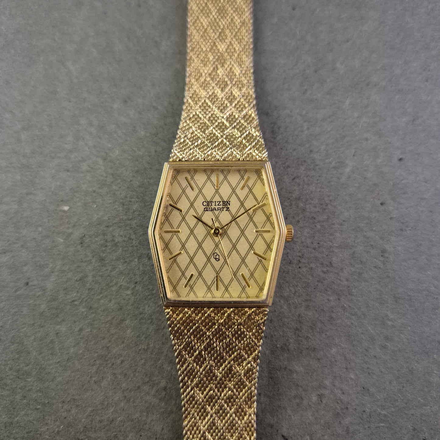 Damen Uhr Citizen Quartz Goldfarben mit strukturiertem Zifferblatt