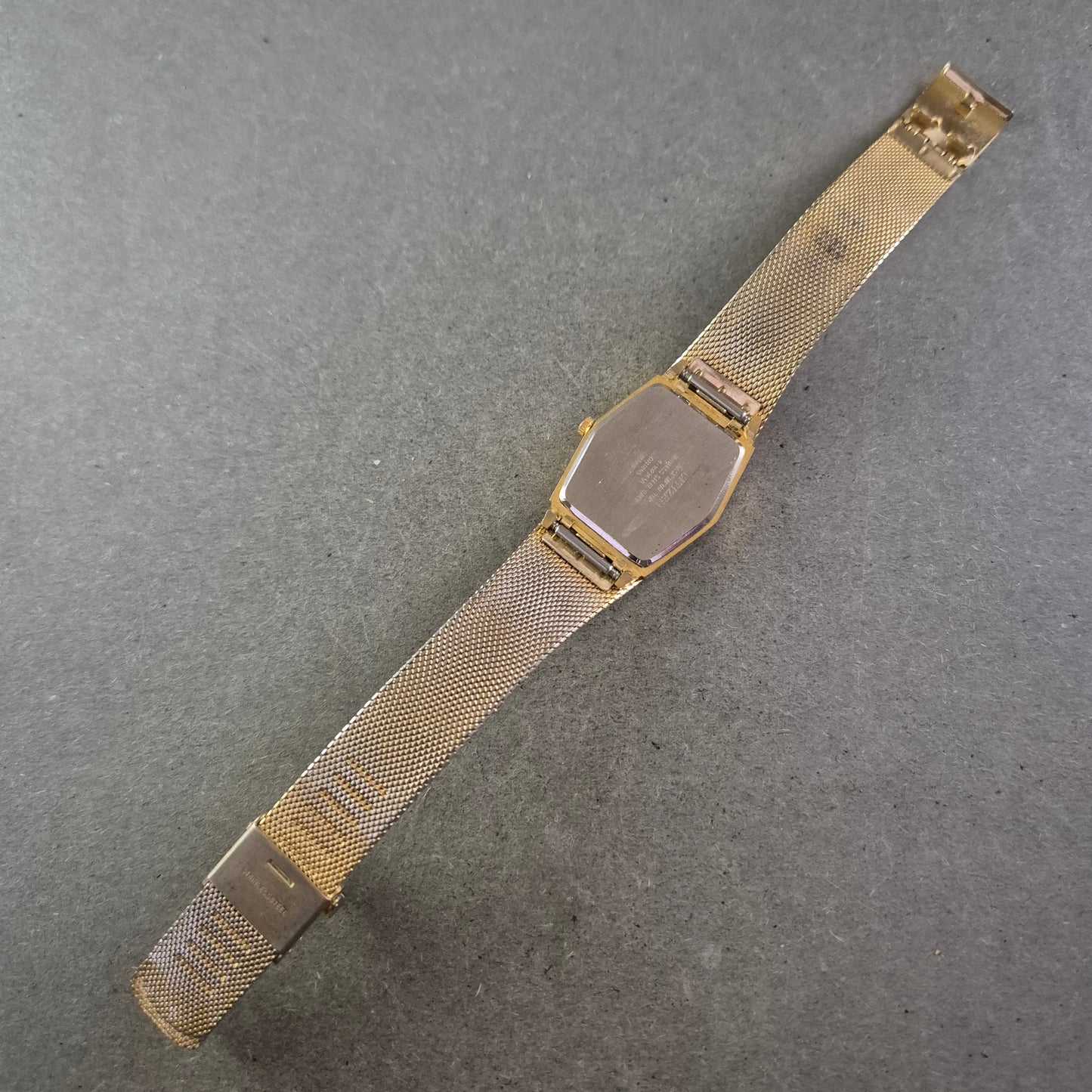 Damen Uhr Citizen Quartz Goldfarben mit strukturiertem Zifferblatt