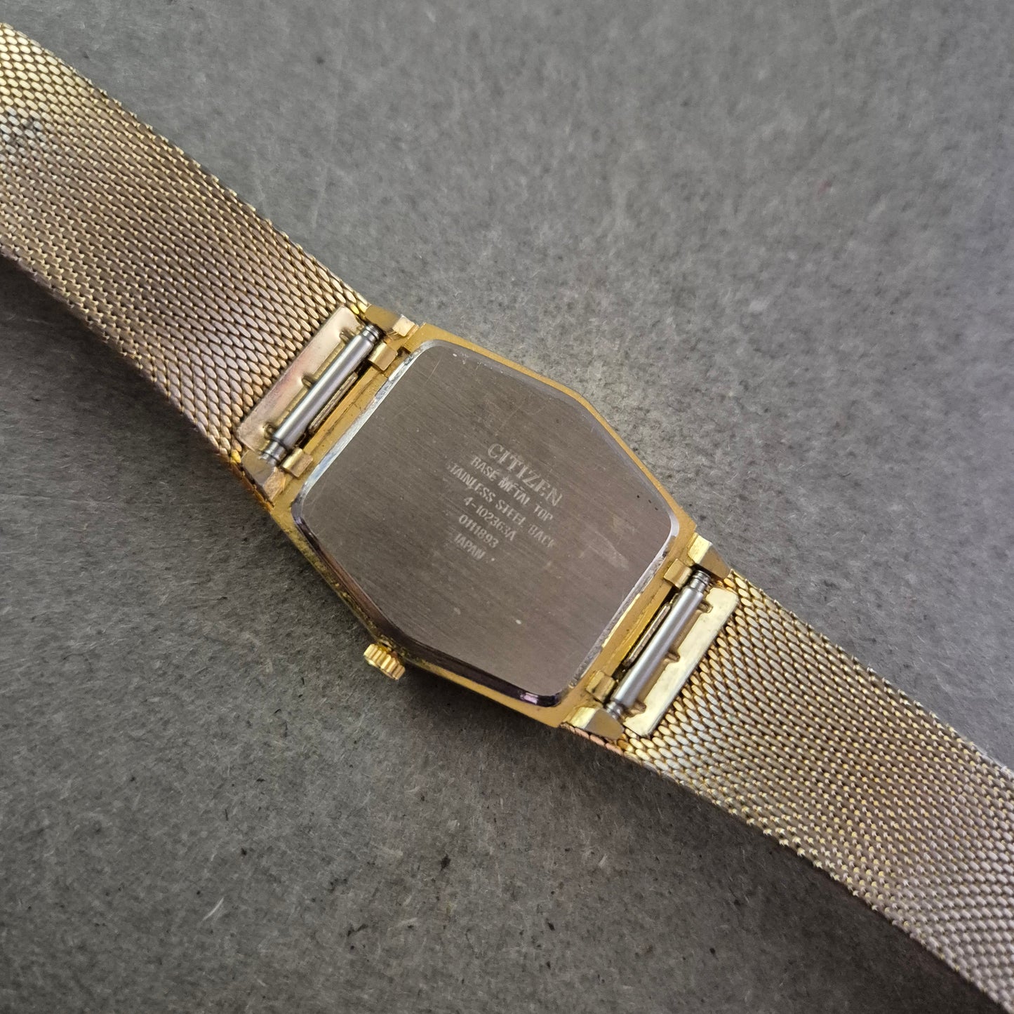 Damen Uhr Citizen Quartz Goldfarben mit strukturiertem Zifferblatt