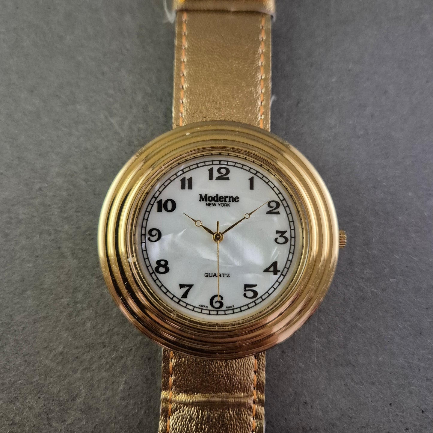 Damen Uhr Moderne New York Gold mit Perlmutt-Zifferblatt