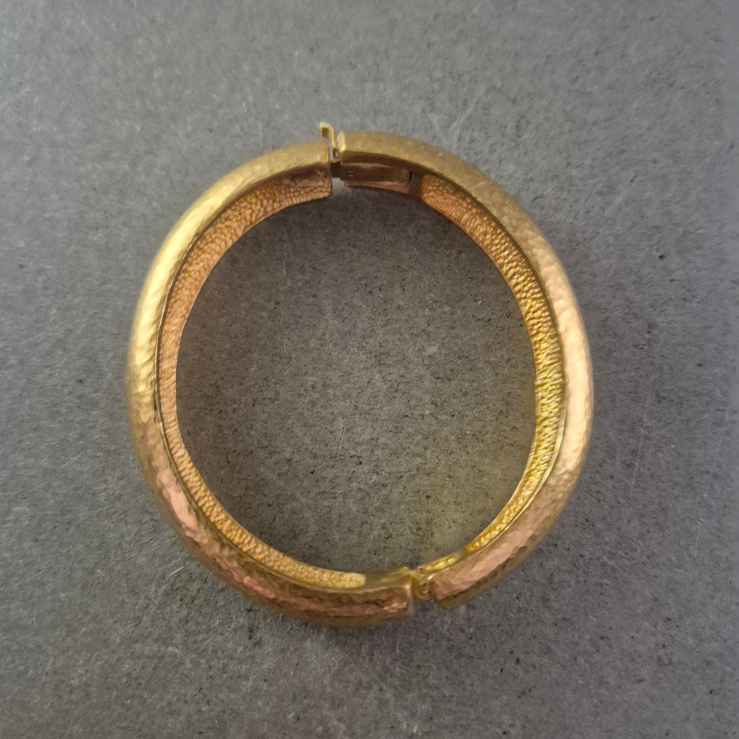 Damen Armreif Goldfarben mit gehämmerter Oberfläche