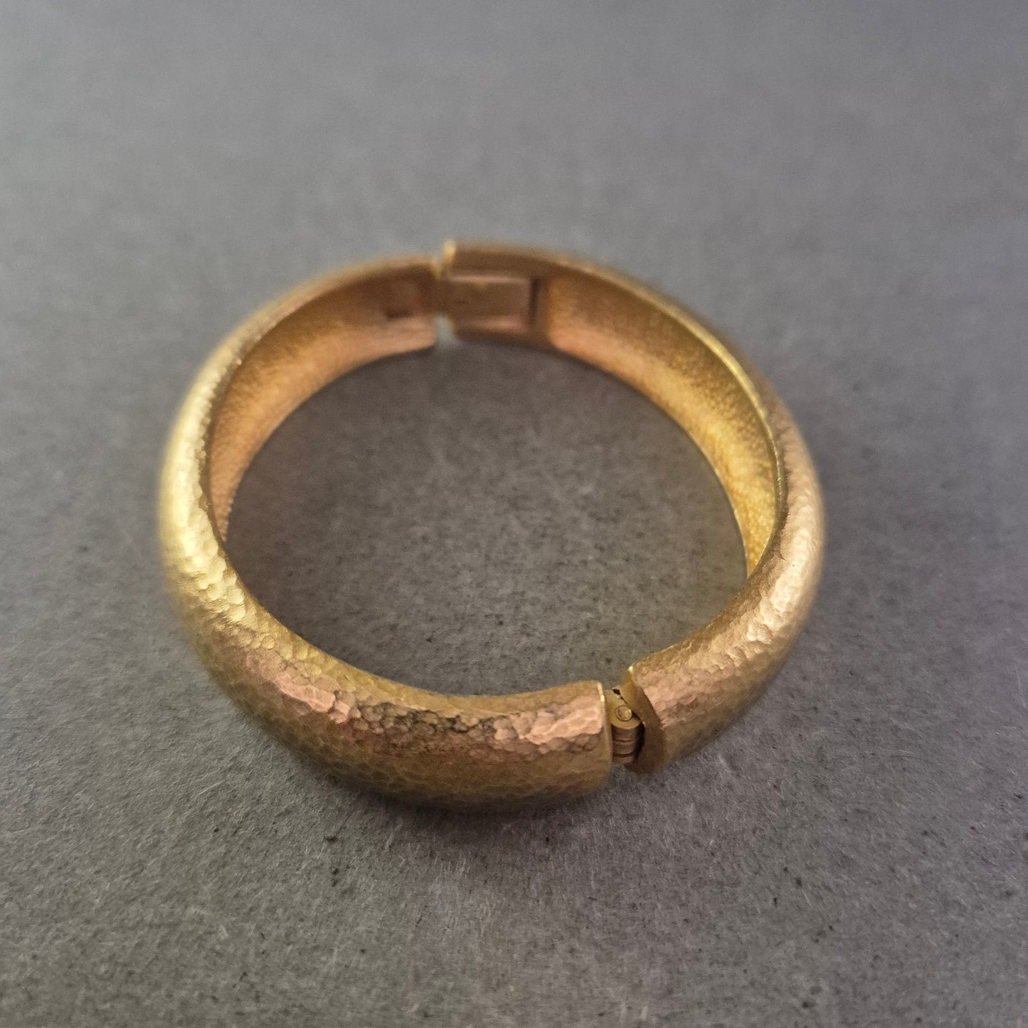 Damen Armreif Goldfarben mit gehämmerter Oberfläche