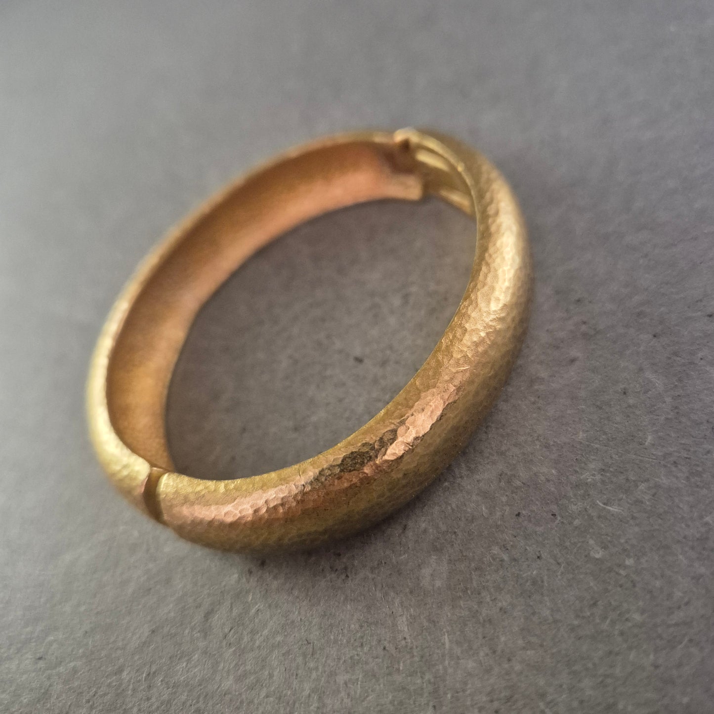 Damen Armreif Goldfarben mit gehämmerter Oberfläche