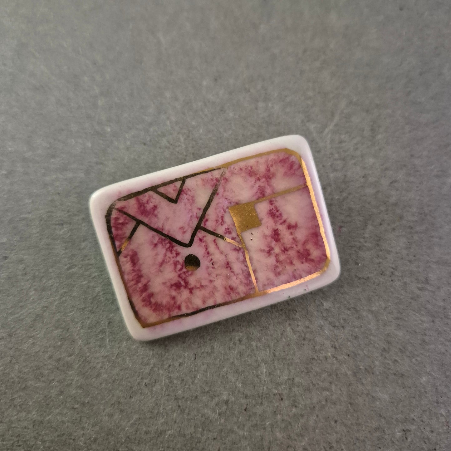 Brosche im Kuvert-Design Rosa-Marmorierung mit Goldakzenten