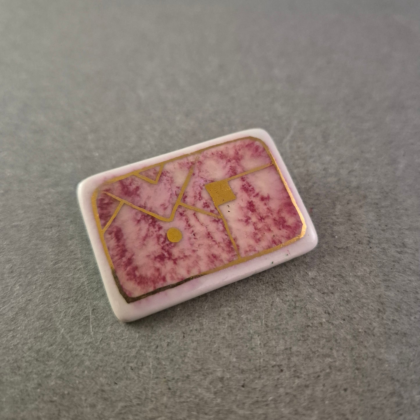 Brosche im Kuvert-Design Rosa-Marmorierung mit Goldakzenten