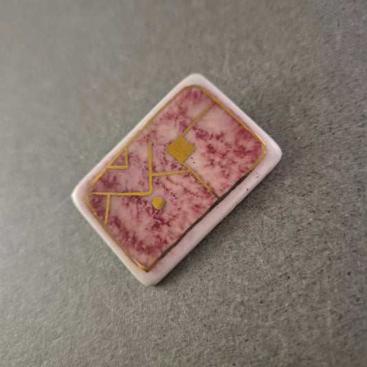 Brosche im Kuvert-Design Rosa-Marmorierung mit Goldakzenten