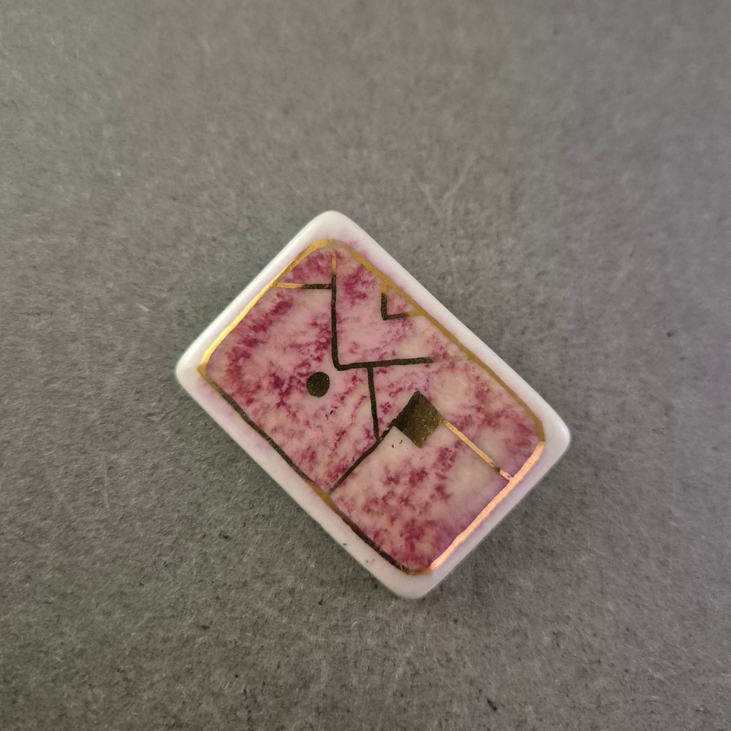 Brosche im Kuvert-Design Rosa-Marmorierung mit Goldakzenten